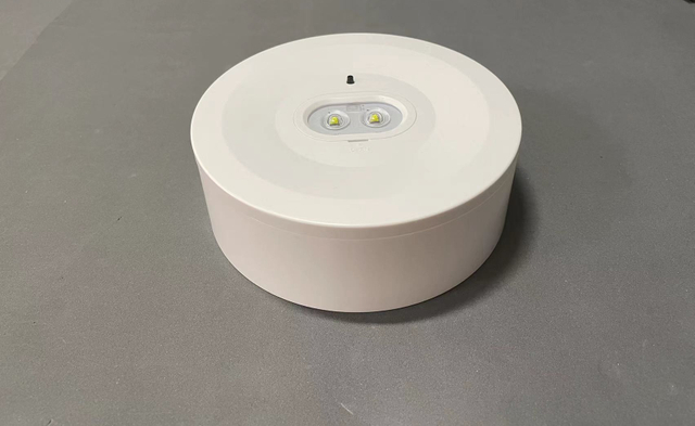 Перезаряжаемый аварийный потолочный светильник для установки на поверхность или встраиваемую установку