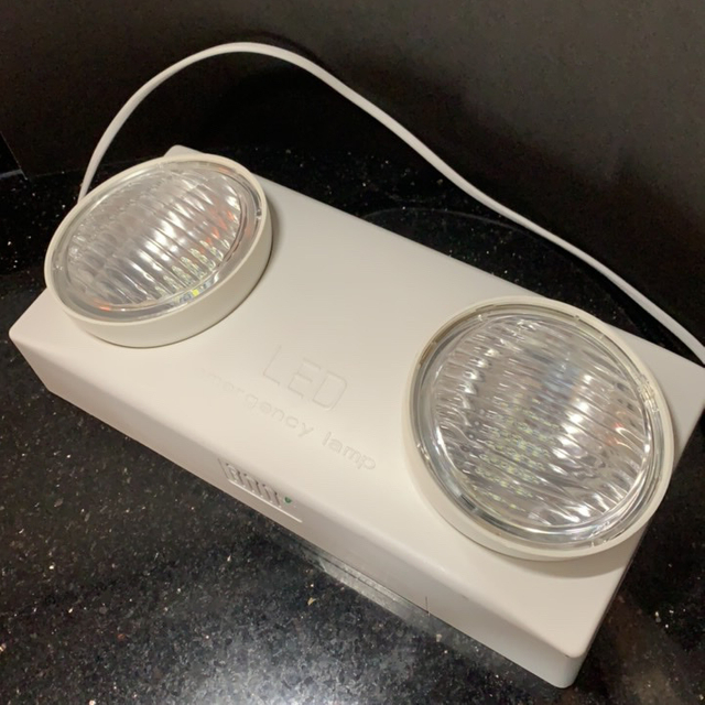 Светодиодный обслуживаемый или необслуживаемый перезаряжаемый аварийный светильник 2X3 Вт, 3 часа