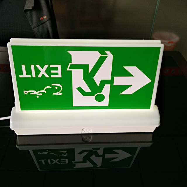 Водонепроницаемая светодиодная аварийная лампа IP65 с перезаряжаемой аккумуляторной батареей