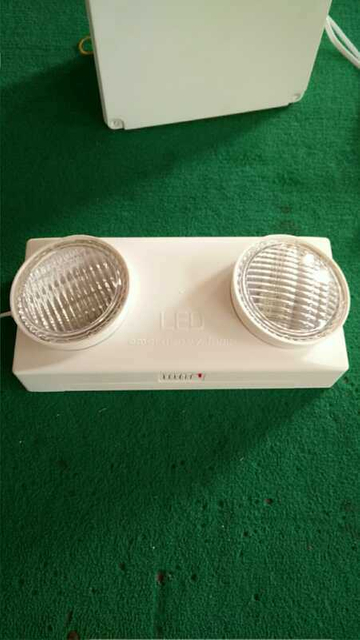 Светодиодный обслуживаемый или необслуживаемый перезаряжаемый аварийный светильник 2X3 Вт, 3 часа